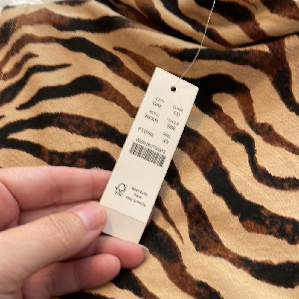 J CREW MOCK NECK SLEEVELESS TEE ANIMAL PRINT TOP SZ XS NWT - Picture 3 of 4